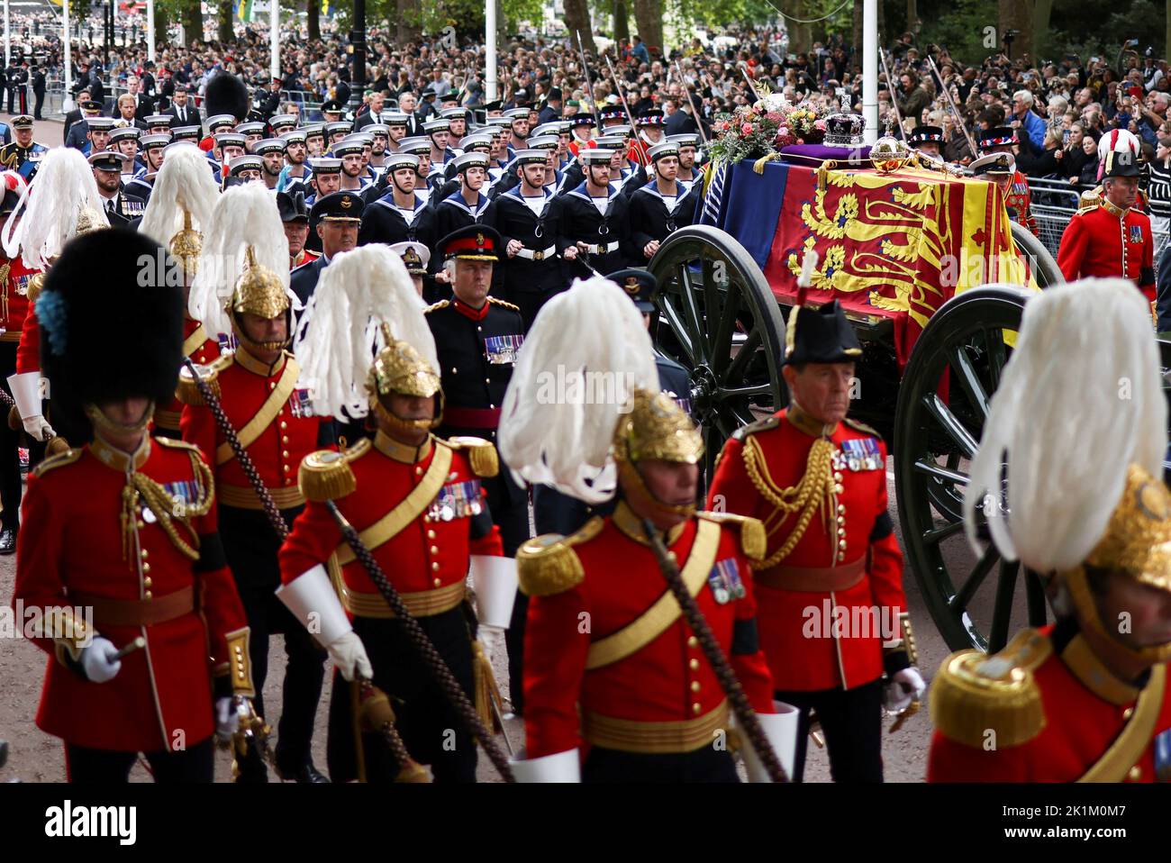 The processions carries the coffin on the day of the state funeral and burial of Britain's Queen Elizabeth, in London, Britain, September 19, 2022. REUTERS/Tom Nicholson Stock Photo