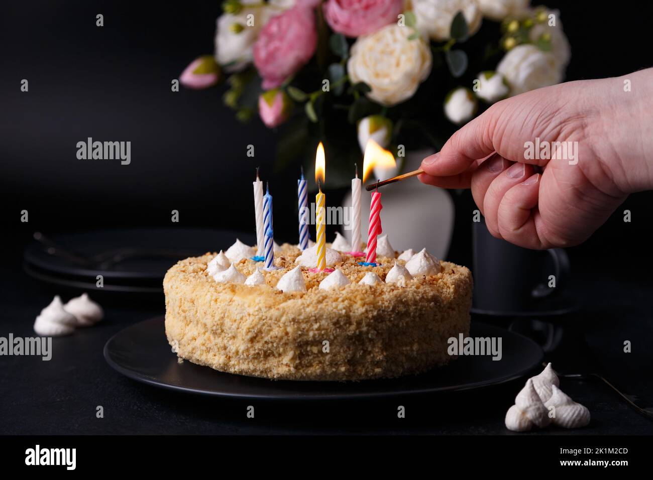 Whole holiday cake with crumbly shortcrust pastry and mini meringue