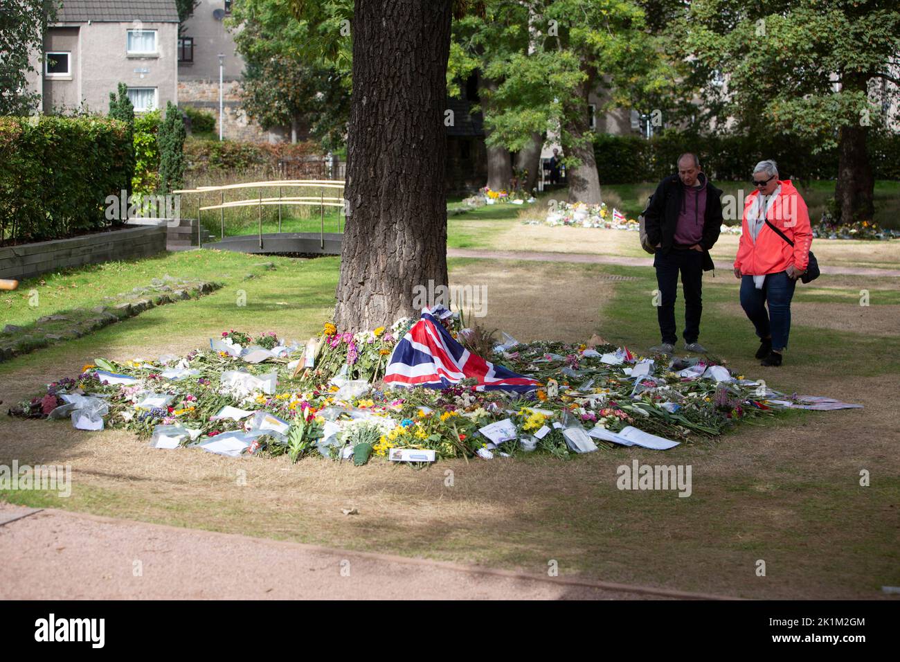 Edinburgh 19th September 2022. Funeral of The Queen Elizabeth II on 19th September 2022 take place in London. A big screen has been installed in Holyrood gardens in Edinburgh where members of the public can go and see the funeral. Pic Credit: Pako Mera/Alamy Live News Stock Photo