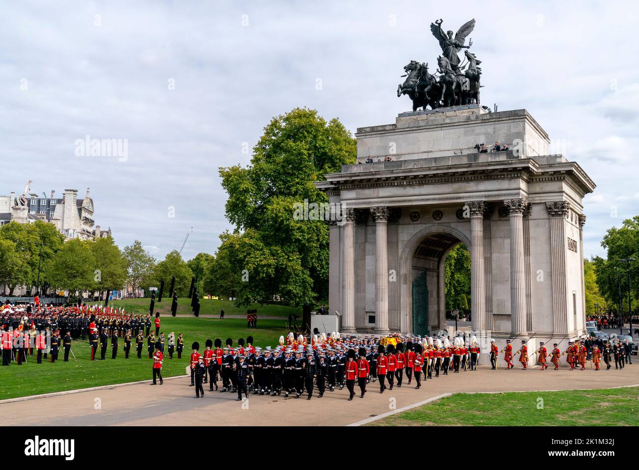 The State Gun Carriage carrying the coffin of Queen Elizabeth II arrives at Wellington Arch during the Ceremonial Procession following her State Funeral at Westminster Abbey, London. Stock Photo