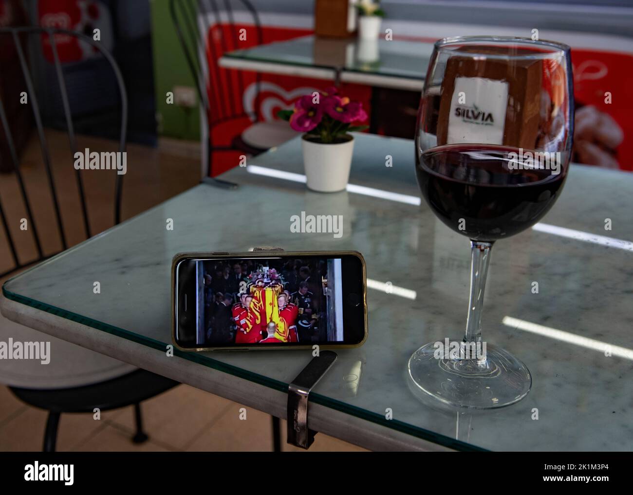 Lucca, Italy. 19th Sep, 2022. Queen Elizabeth Funeral seen on mobile phone in a bar in Lucca Italy. Photograph by Credit: BRIAN HARRIS/Alamy Live News Credit: BRIAN HARRIS/Alamy Live News Stock Photo