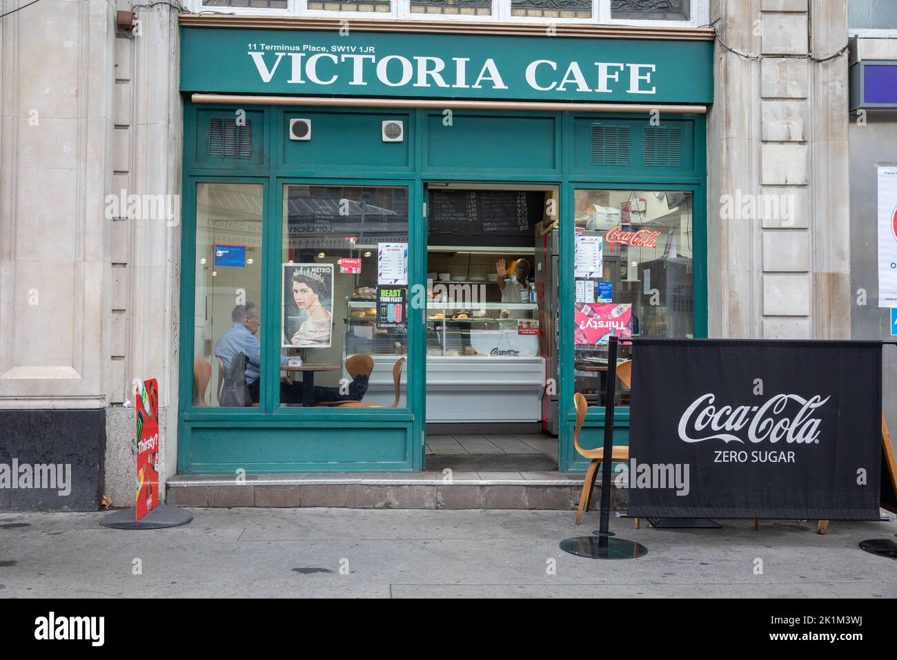 London, UK. 19 September 2022. A cafe at Victoria train station ahead of the state funeral for Queen Elizabeth II. On 8 September 2022, Elizabeth II, Queen of the United Kingdom and the other Commonwealth realms, died at the age of 96 at Balmoral Castle in Scotland. The oldest living and longest-reigning British monarch. Credit: SMP News / Alamy Live News Stock Photo