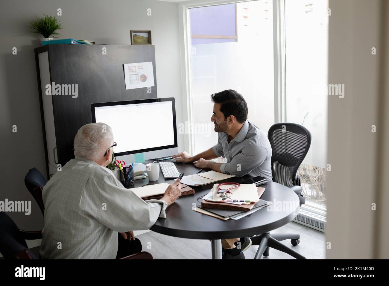 Doctor talking to patient computer hi-res stock photography and images ...