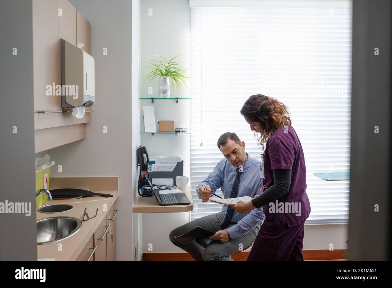 Doctor nurse talking hi-res stock photography and images - Alamy