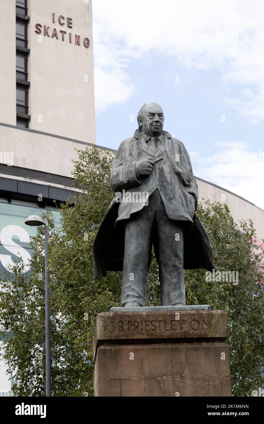 Statue of J.B. Priestly, sculpted by Ian Judd, in Bradford, West Yorkshire. John Boynton Priestley was born in Bradford and found fame as a broadcaste Stock Photo