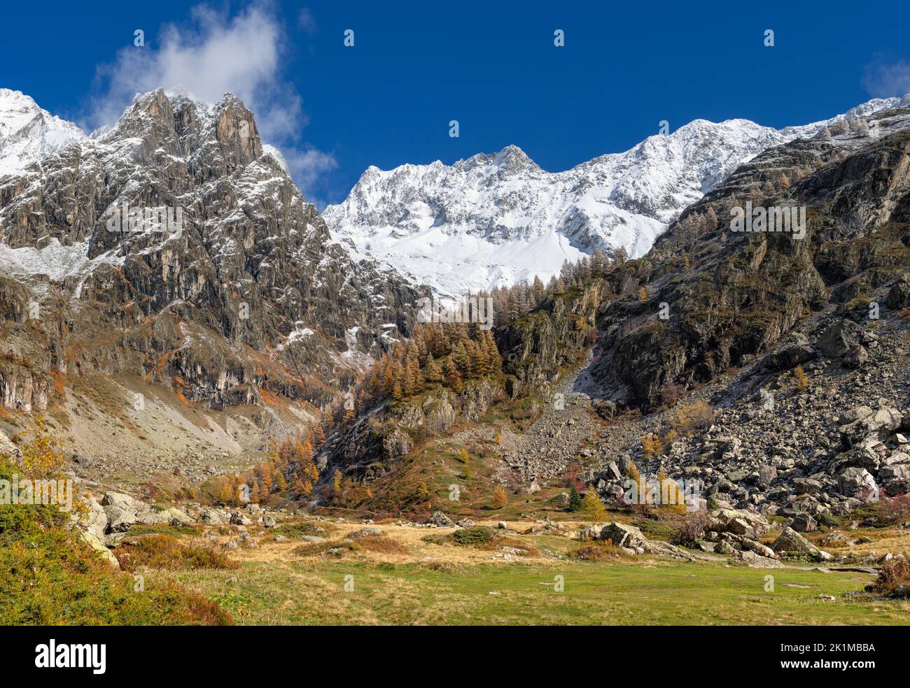 Gioberney Cirque in the Ecrins National Park in Autumn. Famous for its hiking trails (GR 54) and views of the Ecrins Massif. Valgaudemar, Alps, France Stock Photo