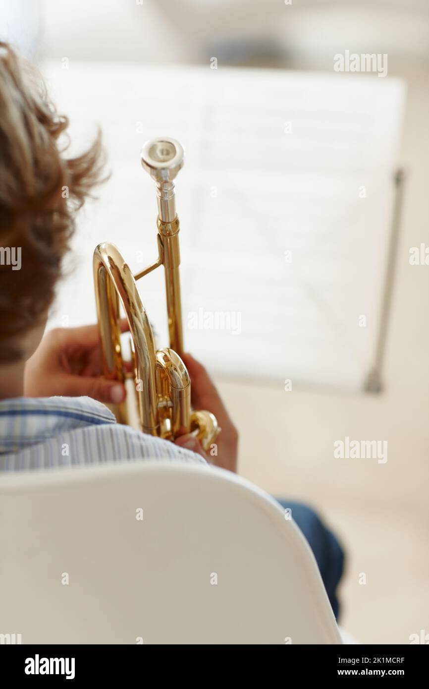 Enfant jouant de la trompette Banque d'images détourées - Alamy