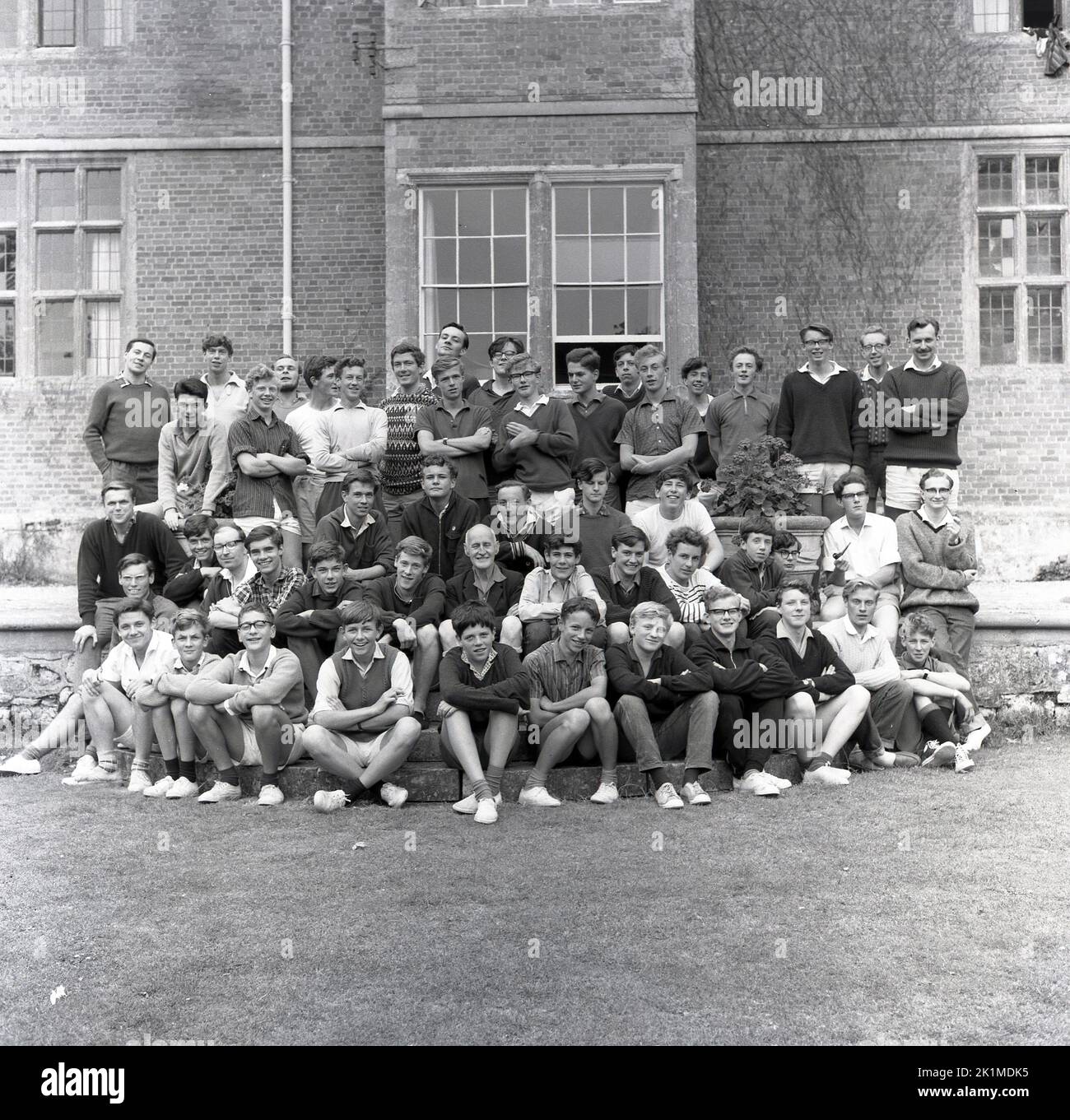 1964, historical ashford school group photo, England, UK, teachers with boy pupils. Stock Photo