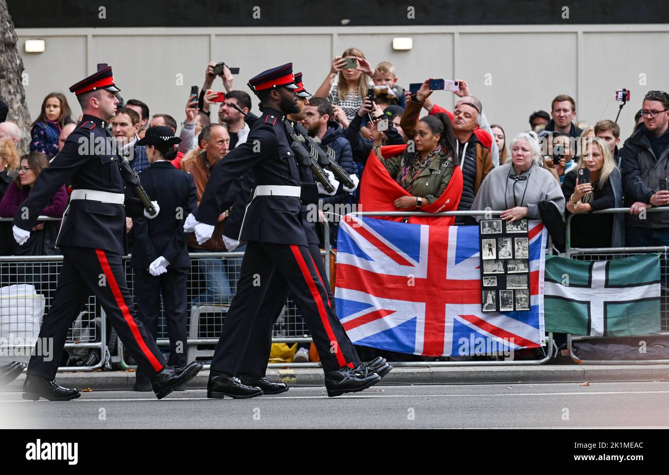 London, UK. 19th Sep, 2022. London UK 19th September 2022 - Crowds enjoy the pageantry during the funeral  of Queen Elizabeth II in London today: Credit Simon Dack / Alamy Live News Credit: Simon Dack News/Alamy Live News Stock Photo