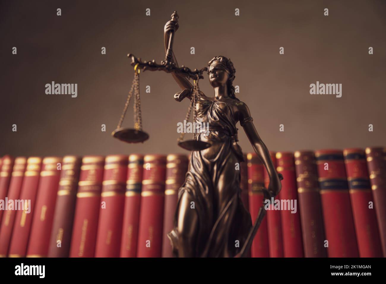 picture of bronze law statue holding the balance between good and bad