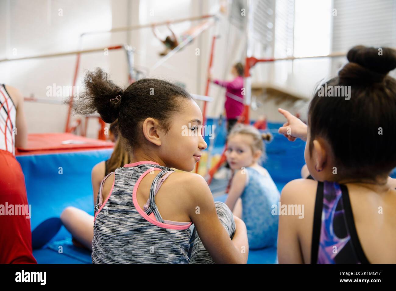 Three girls rear view hi-res stock photography and images - Alamy