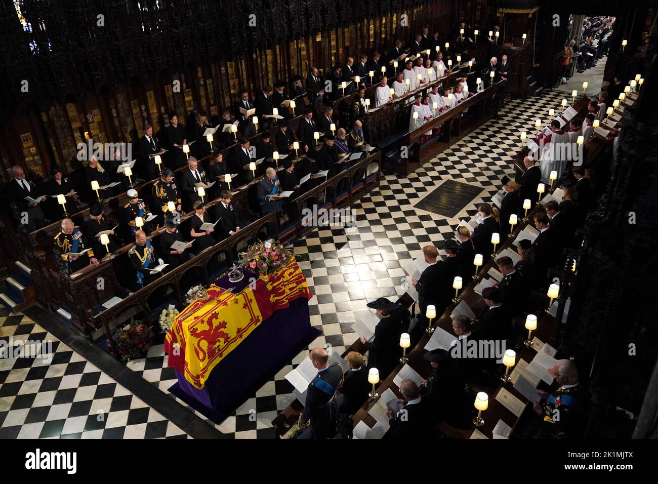 The coffin of Queen Elizabeth II draped in the Royal Standard with the Imperial State Crown and the Sovereign's orb and sceptre, in front of (front row, left to right) the Earl of Wessex, the Countess of Wessex, Lady Louise Windsor, James, Viscount Severn, the Duke of Gloucester, the Duchess of Gloucester, Princess Alexandra, Princess Michael of Kent, Prince Michael of Kent and the Duke of Kent, (middle row, left to right) King Charles III, the Queen Consort, the Princess Royal, Vice Admiral Sir Tim Laurence, the Duke of York, Princess Beatrice, Edoardo Mapelli Mozzi, Sarah, Duchess of York, P Stock Photo