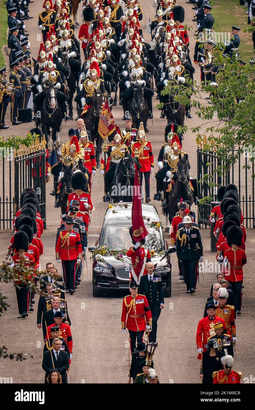 The Ceremonial Procession of the coffin of Queen Elizabeth II passes through gates on the Long Walk as it arrives at Windsor Castle for the Committal Service at St George's Chapel. Picture date: Monday September 19, 2022. Stock Photo