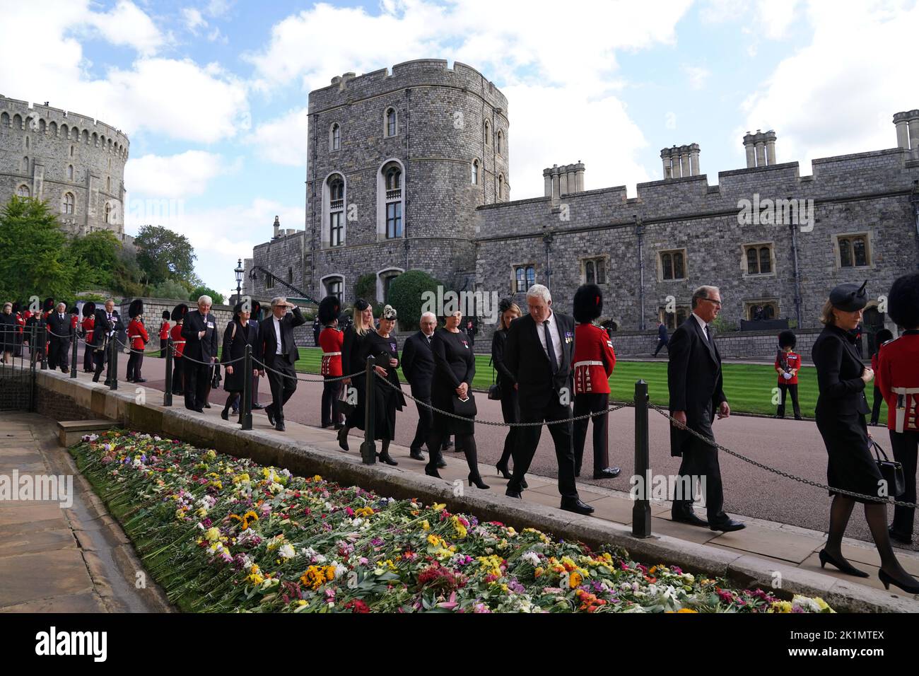 Mourners arrive for the Committal Service for Queen Elizabeth II held at St George's Chapel in Windsor Castle, Berkshire. Picture date: Monday September 19, 2022. Stock Photo