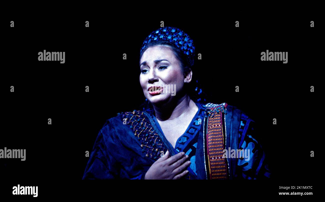 Cheryl Studer (Aida) in AIDA by Giuseppe Verdi at The Royal Opera, Covent Garden, London WC2  16/06/1994  libretto: Antonio Ghislanzoni  conductor: Edward Downes  design: Michael Yeargan  lighting: Howard Harrison  choreographer: Kate Flatt  director: Elijah Moshinsky Stock Photo