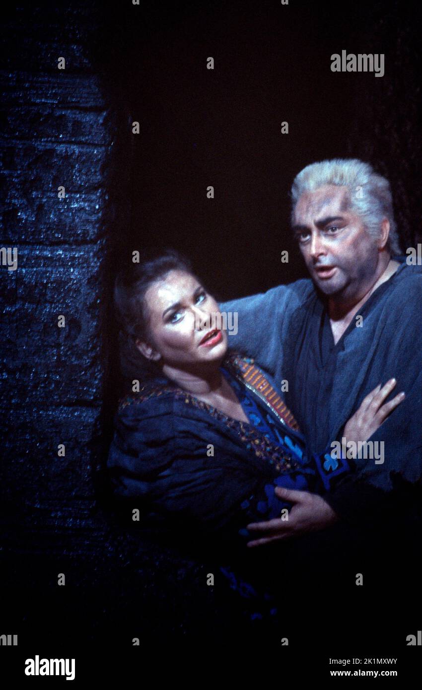 final scene, entombed: Cheryl Studer (Aida), Dennis O’Neill (Radames) in AIDA by Giuseppe Verdi at The Royal Opera, Covent Garden, London WC2  16/06/1994  libretto: Antonio Ghislanzoni  conductor: Edward Downes  design: Michael Yeargan  lighting: Howard Harrison  choreographer: Kate Flatt  director: Elijah Moshinsky Stock Photo