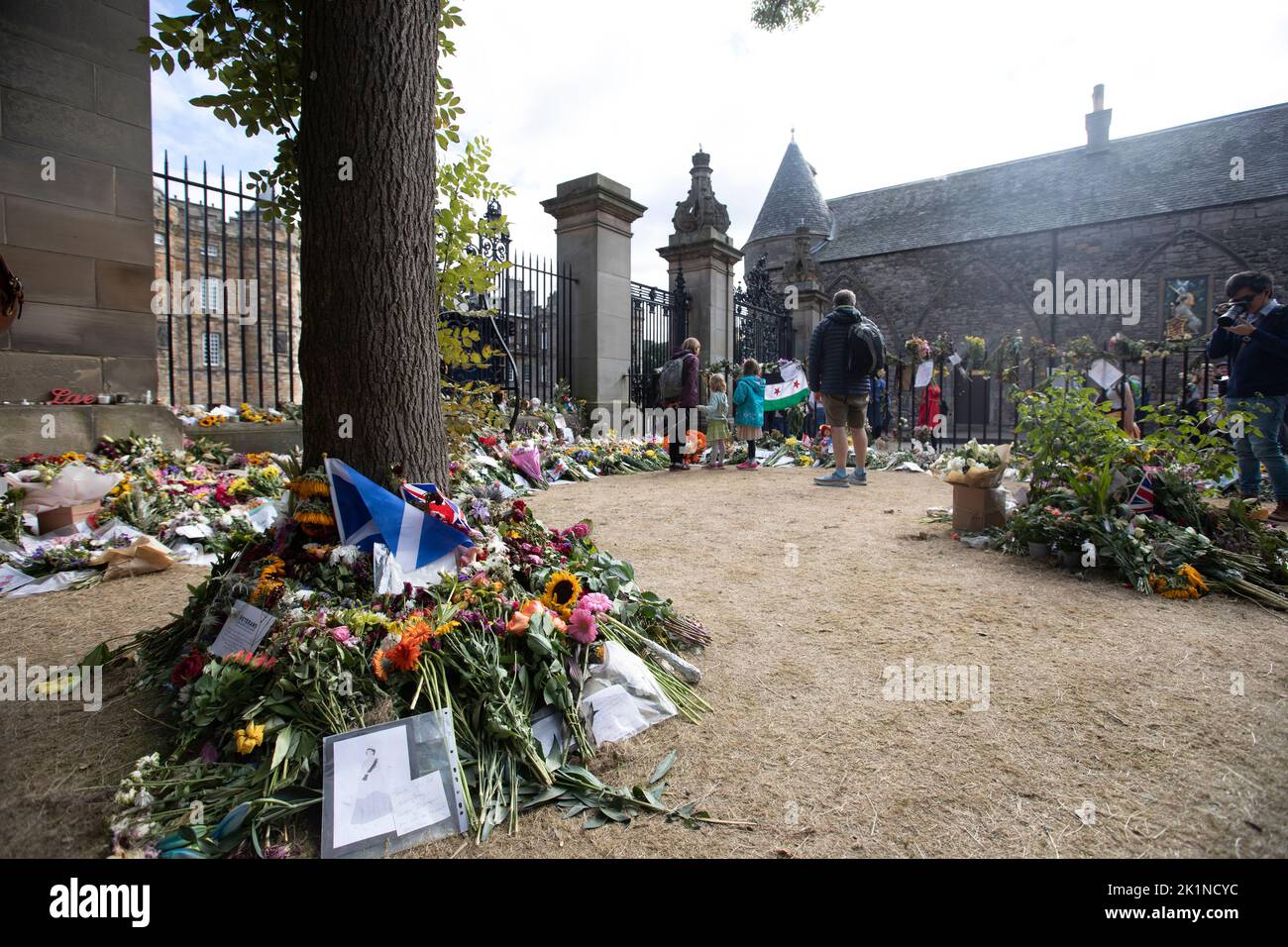 Edinburgh 19th September 2022. Funeral of The Queen Elizabeth II on 19th September 2022 take place in London. A big screen has been installed in Hollyrood gardens in Edinburgh where members of the public can go and see the funeral. Pic Credit: Pako Mera/Alamy Live News Stock Photo