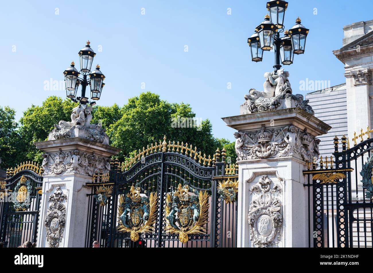 Gates close up showing British Royal Coat of Arms, Buckingham palace Stock Photo