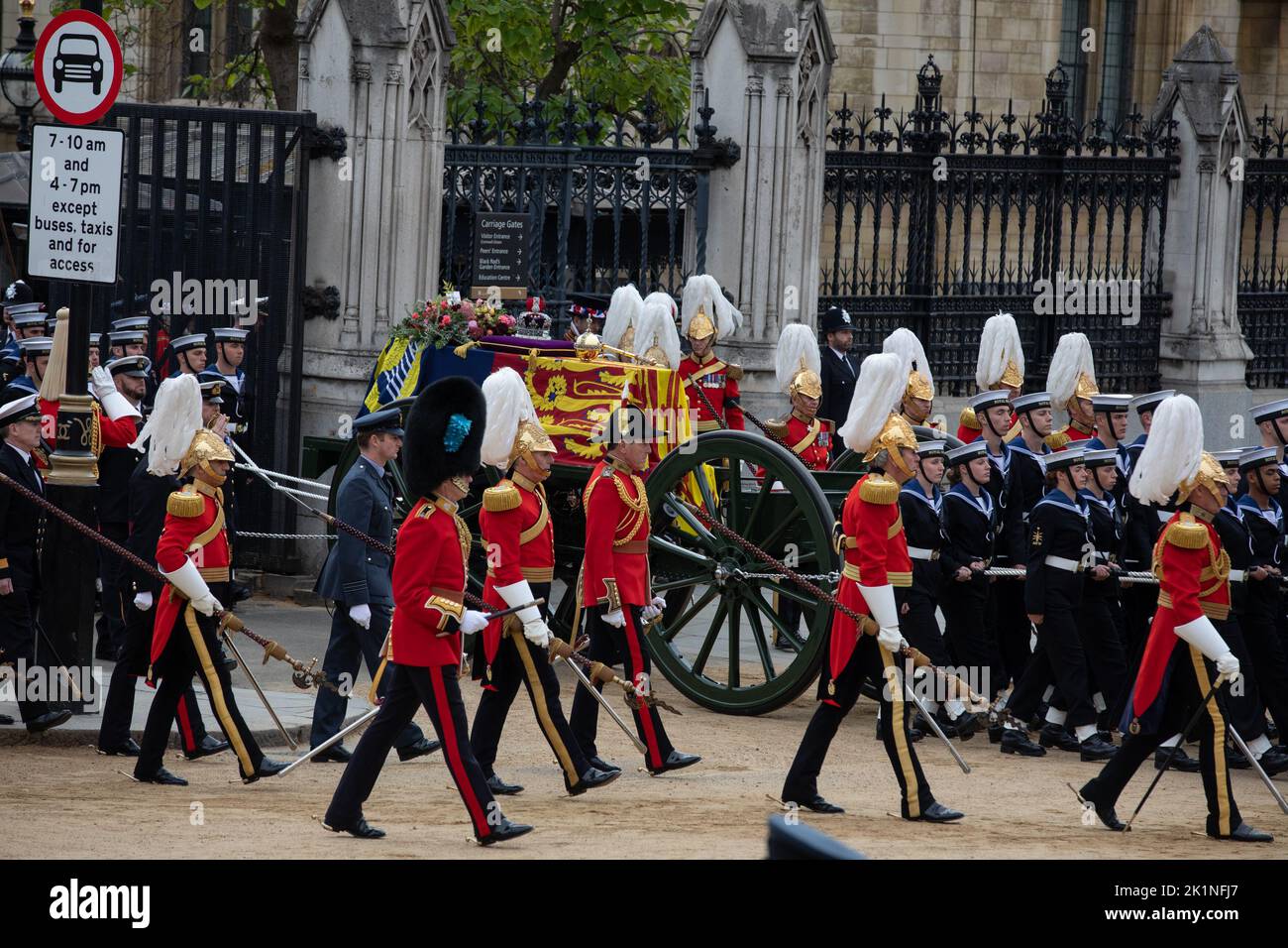 London, England. 19th September, 2022. The coffin of Queen Elizabeth II leaves the Palace of Westminster for the Monarch's State Funera at Westminster Abbey. The long reigning monarch had died on September 8th. Credit: Kiki Streitberger / Alamy Live News Stock Photo