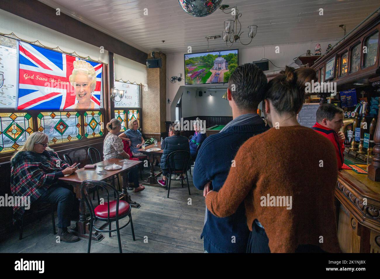 London, UK, Monday 19th September 2022. Customers watching the State Funeral of Queen Elizabeth II from the Turners Old Star pub in East London. Queen Elizabeth II, Britain's longest-reigning monarch, died on September 8, 2022, after 70 years on the throne. She was 96.Photo Horst A. Friedrichs Alamy Live News Stock Photo