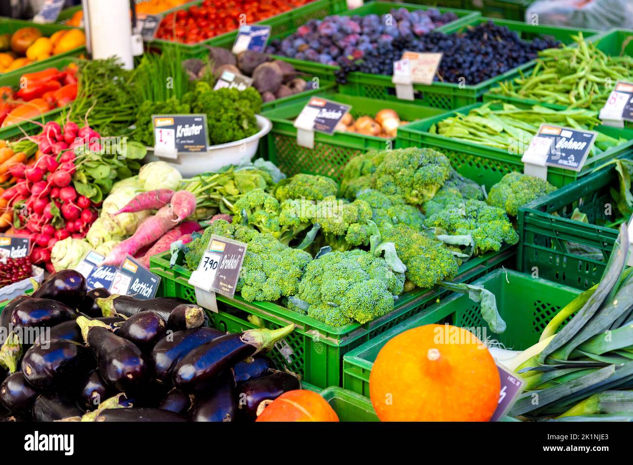 Fresh vegetable stall at Münstermarkt market on the Münsterplatz, Freiburg im Breisgau, Germany Stock Photo