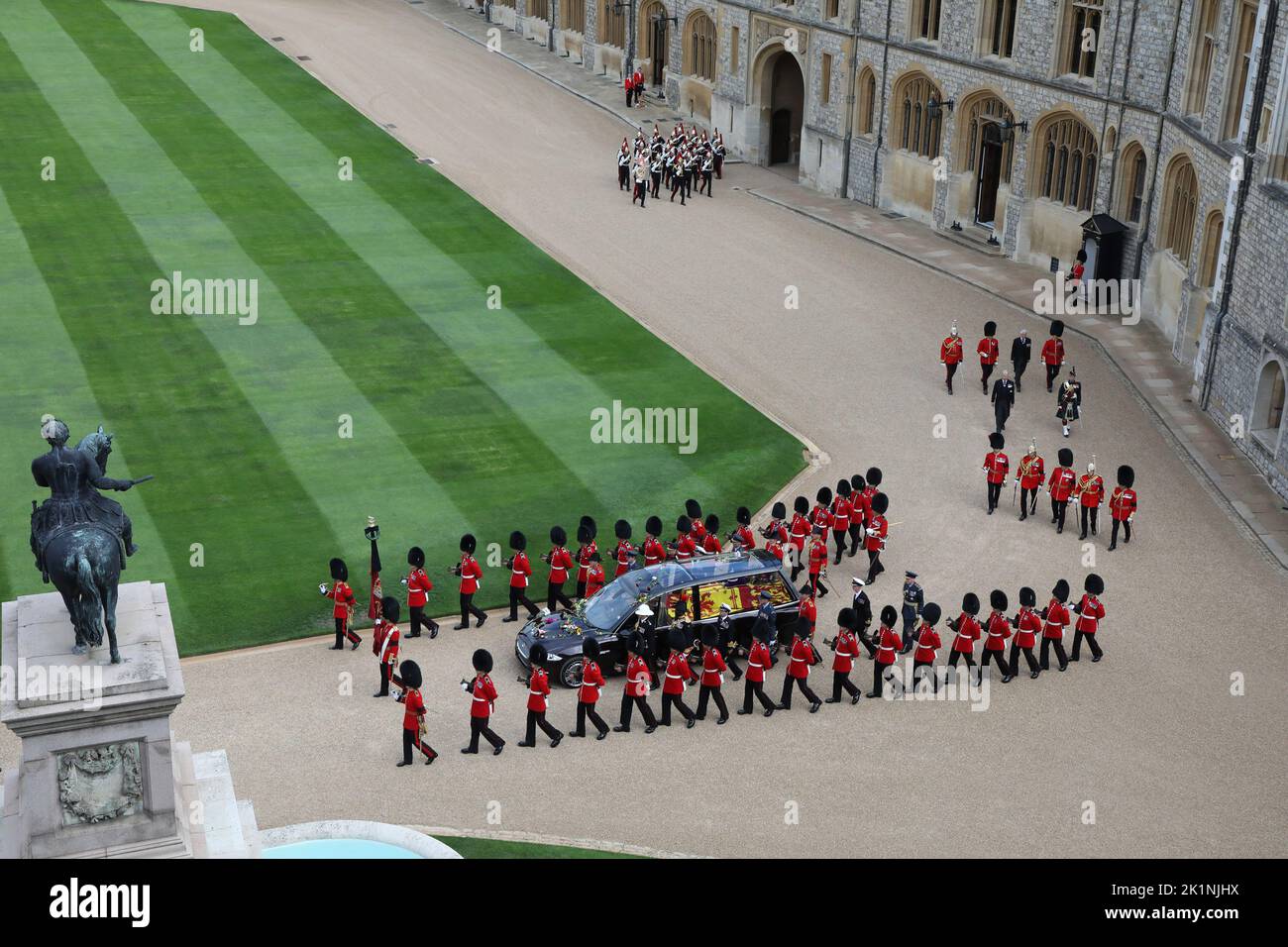 Windsor, UK. 19th Sep, 2022. The hearse carrying the coffin of Britain