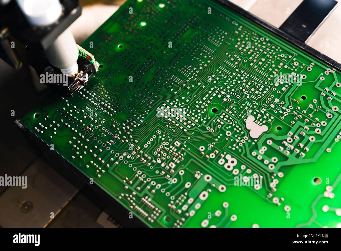 Automatic manipulator with dispenser needle dispensing solder paste on