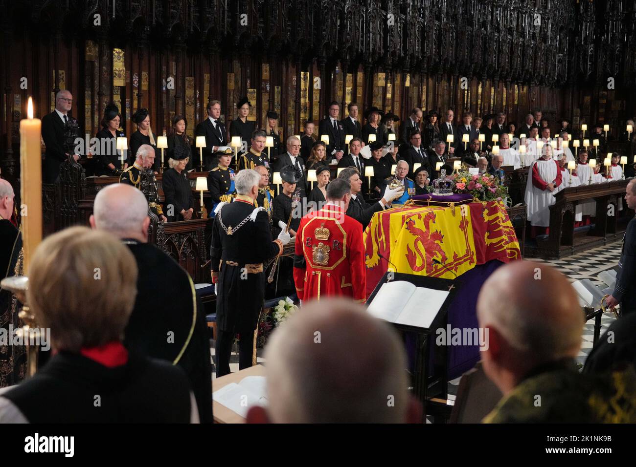 Under the gaze of the Royal Family and members of the clergy, the Crown(02)