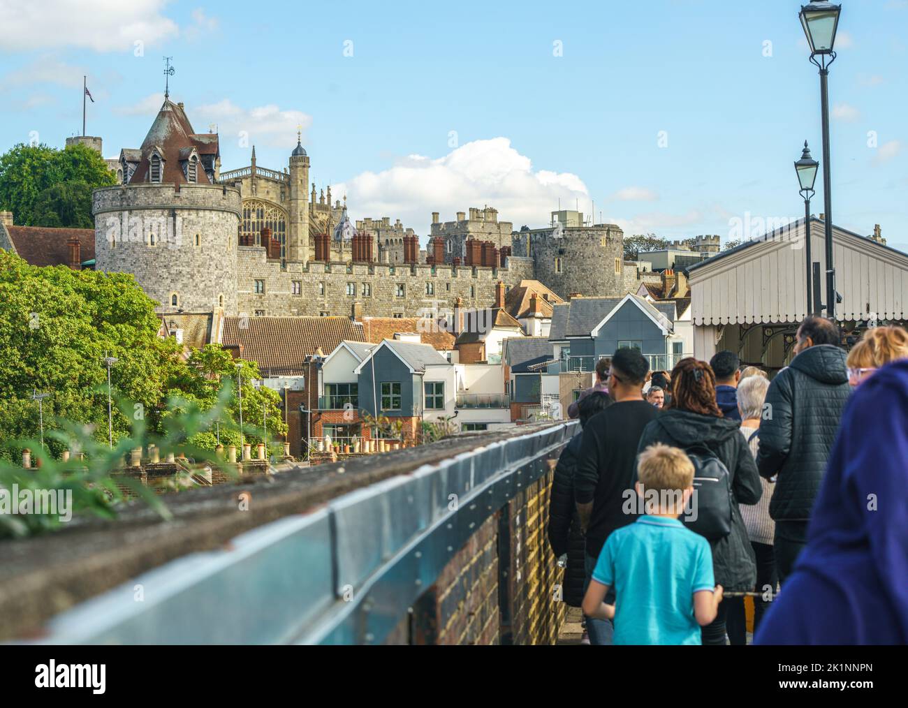 Passengers arrive in Windsor in order to pay respects to the late Queen Elizabeth II on the day of her funeral Stock Photo