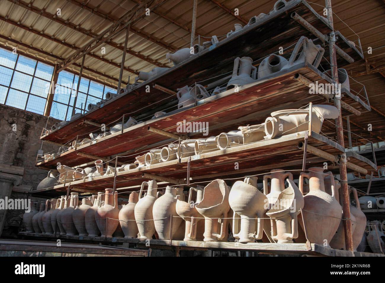 Amphora ancient pompeii hi-res stock photography and images - Alamy