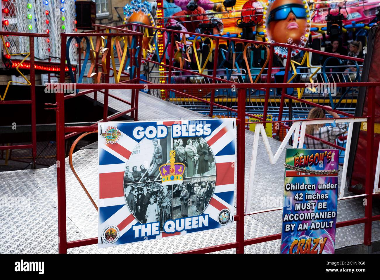 Annual Chipping Norton Mop Fair displays God Save the Queen signs. Stock Photo