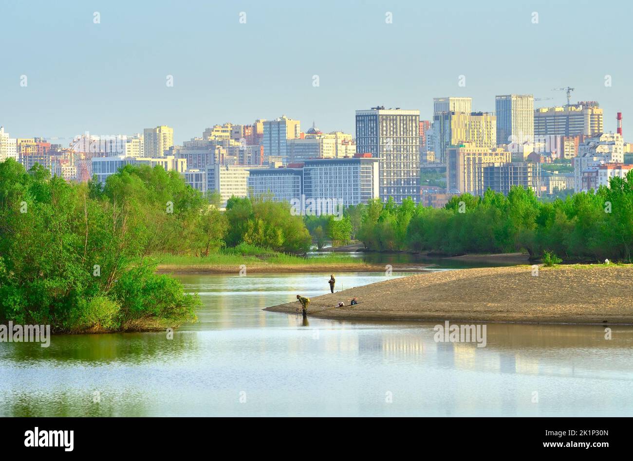 Novosibirsk, Siberia, Russia, 05.15.2022. Residential area on the banks of the Ob. Fishermen on sandy islands in the bed of a large river Stock Photo