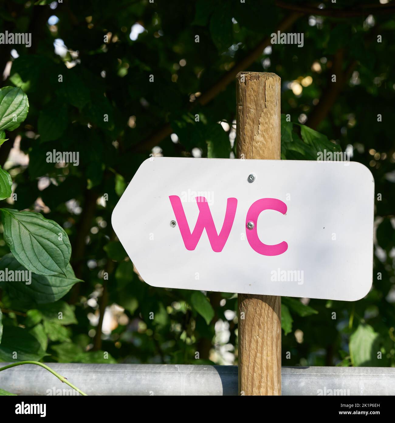 Directional arrow pointing to a toilet in a public park in France Stock Photo