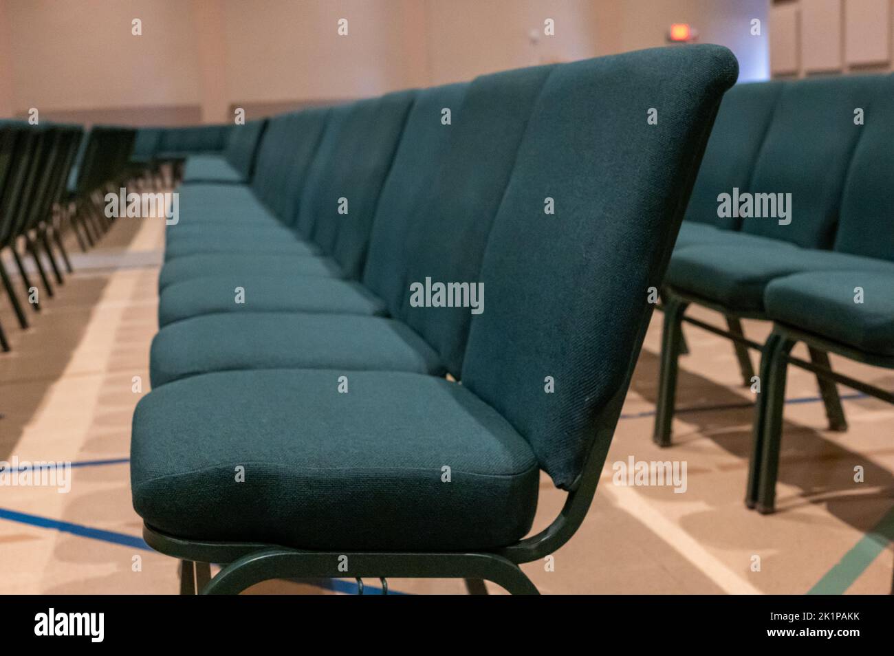 https://c8.alamy.com/comp/2K1PAKK/selective-focus-on-a-padded-seat-cushion-of-a-row-of-chairs-in-a-auditorium-2K1PAKK.jpg