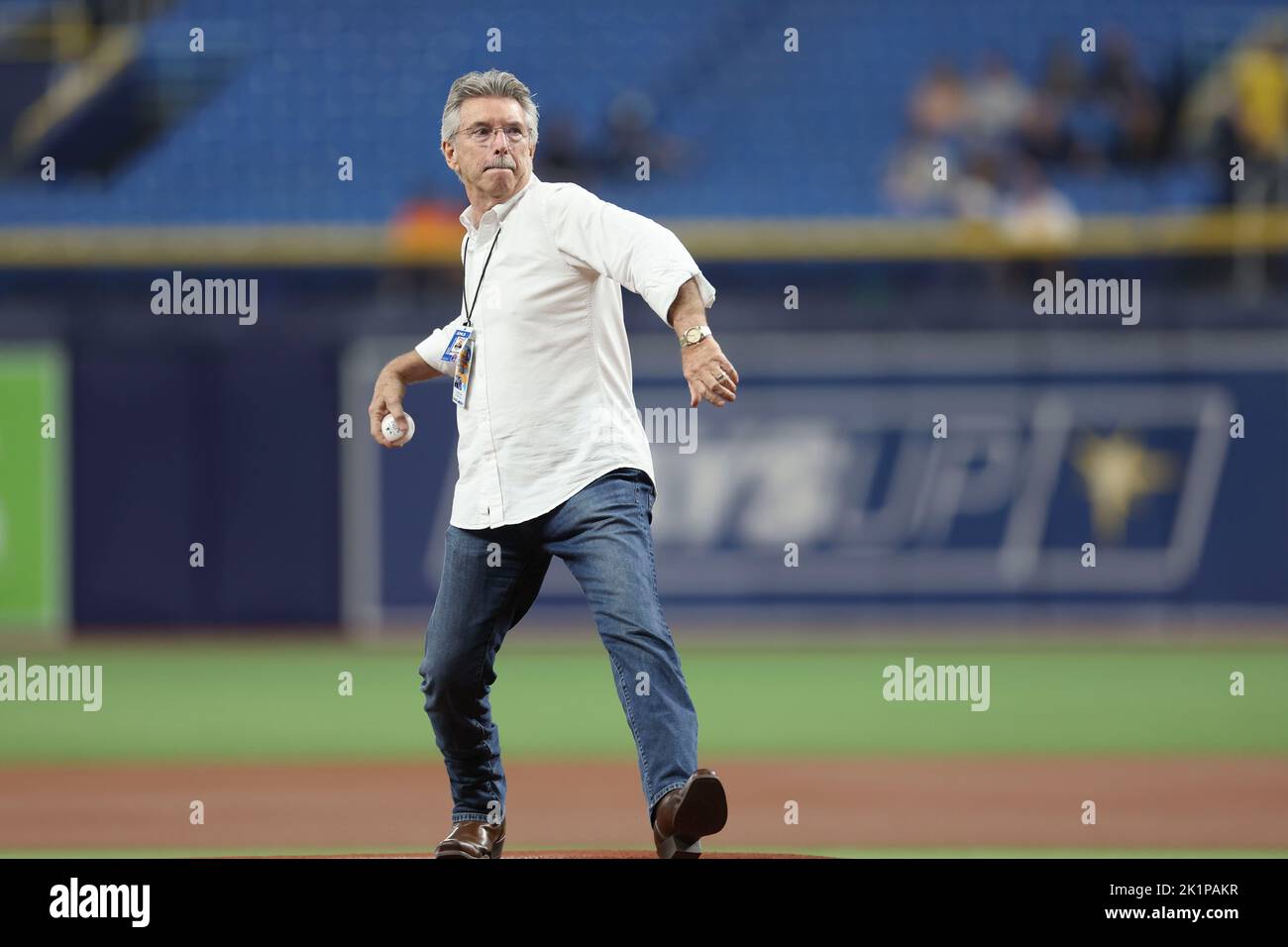 St. Petersburg, FL. USA;  Tampa Bay sports broadcaster Dewayne Staats threw out the ceremonial first pitch to celebrate his 7,000 game prior to a majo Stock Photo