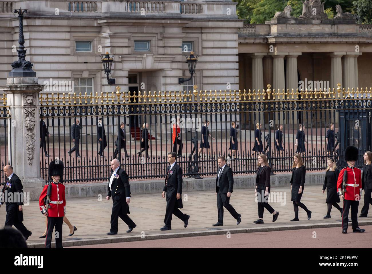 Palace staff members lining up to pay tribute to queen hires stock photography and images Alamy