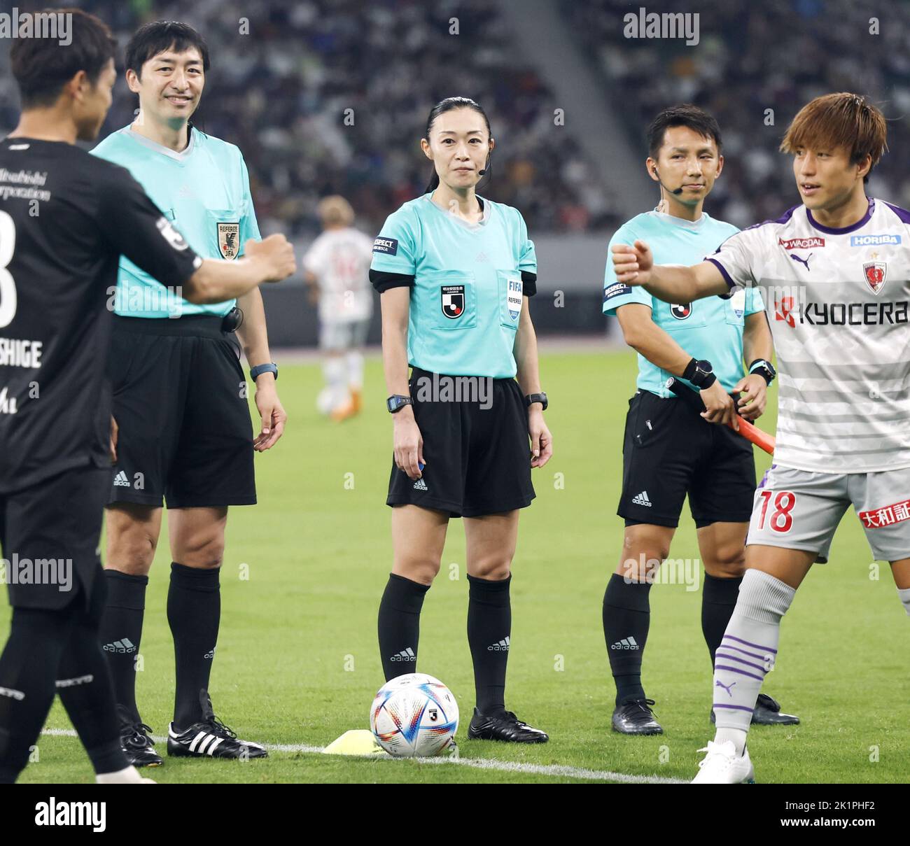  Foto zu Yoshimi Yamashita (C) watches the captains shake hands ahead of a J1 