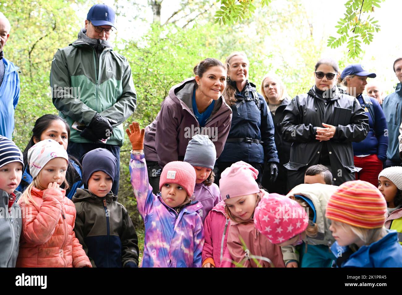 Stockholm, Sweden. 20th Sep, 2022. Crown Princess Victoria and Prince Daniel attend Allemansrättens dag (Right of Public Access Day) in Akalla, Stockholm, Sweden, on September 20, 2022. The Crown Princess Couple take a walk with small children.Photo Jessica Gow/TT code 10070 Credit: TT News Agency/Alamy Live News Stock Photo