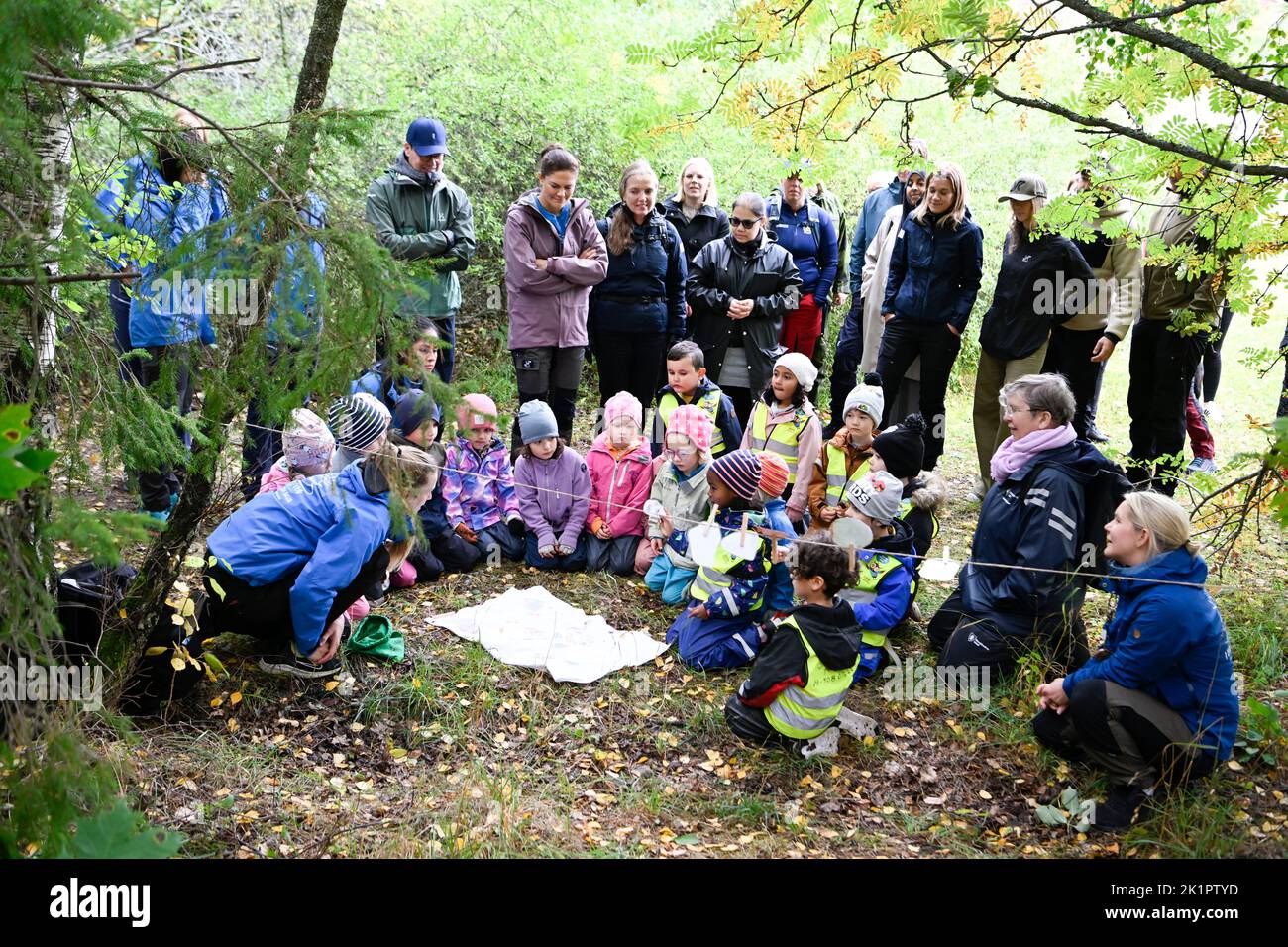 Stockholm, Sweden. 20th Sep, 2022. Crown Princess Victoria and Prince Daniel attend Allemansrättens dag (Right of Public Access Day) in Akalla, Stockholm, Sweden, on September 20, 2022. The Crown Princess Couple in the woods with preschool children.Photo Jessica Gow/TT code 10070 Credit: TT News Agency/Alamy Live News Stock Photo