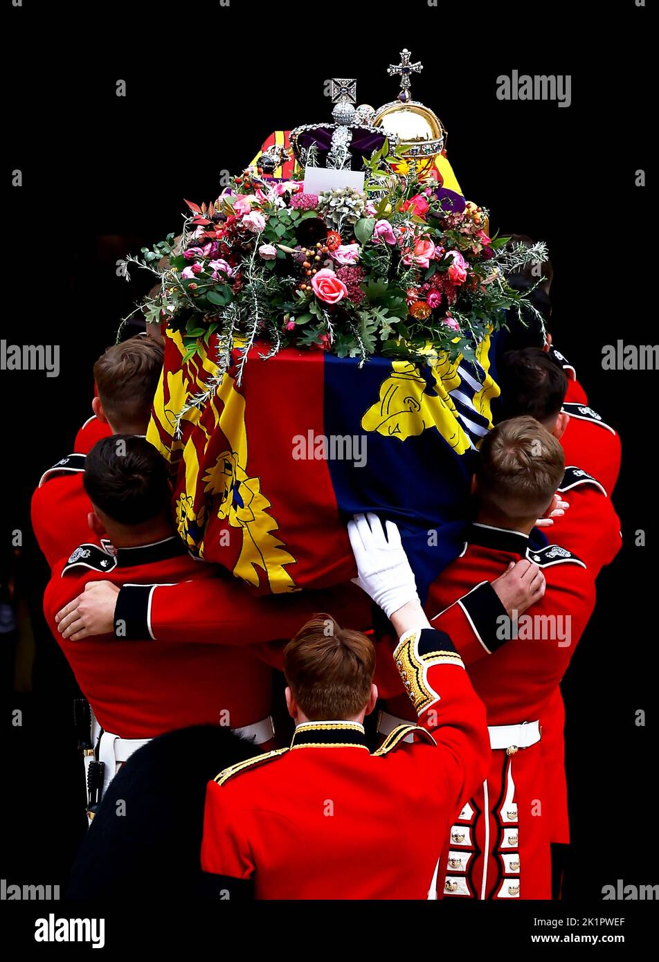 The bearer party from the Queen's Company, 1st Battalion Grenadier Guards carry the coffin of Queen Elizabeth II in to St George's Chapel at Windsor Castle for the Committal Service following the state funeral at Westminster Abbey. Picture date: Monday September 19, 2022. Stock Photo