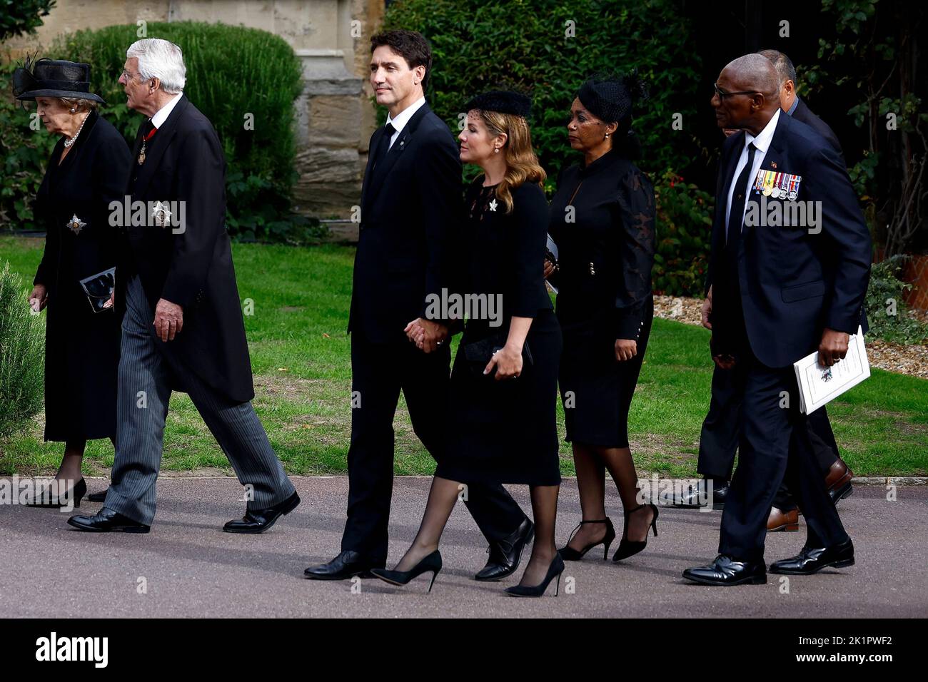 Former prime minister John Major and his wife Norma (left) and the Prime Minister of Canada Justin Trudeau and his wife Sophie Trudeau (centre) arrive ahead of the Committal Service of Queen Elizabeth II at St George's Chapel at Windsor Castle in Berkshire. Picture date: Monday September 19, 2022. Stock Photo