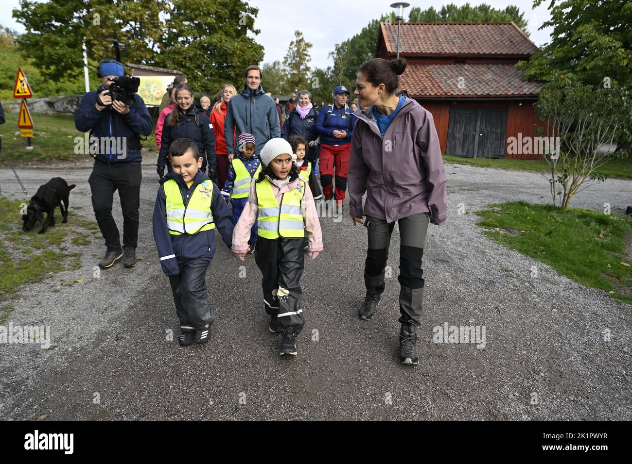 Stockholm, Sweden. 20th Sep, 2022. Crown Princess Victoria and Prince Daniel attend Allemansrättens dag (Right of Public Access Day) in Akalla, Stockholm, Sweden, on September 20, 2022. The Crown Princess Couple take a walk with preschool children. Photo Jessica Gow/TT code 10070 Credit: TT News Agency/Alamy Live News Stock Photo
