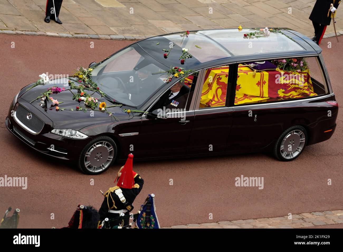 The Ceremonial Procession of the coffin of Queen Elizabeth II arrives at Windsor Castle for the Committal Service at St George's Chapel. Picture date: Monday September 19, 2022. Stock Photo