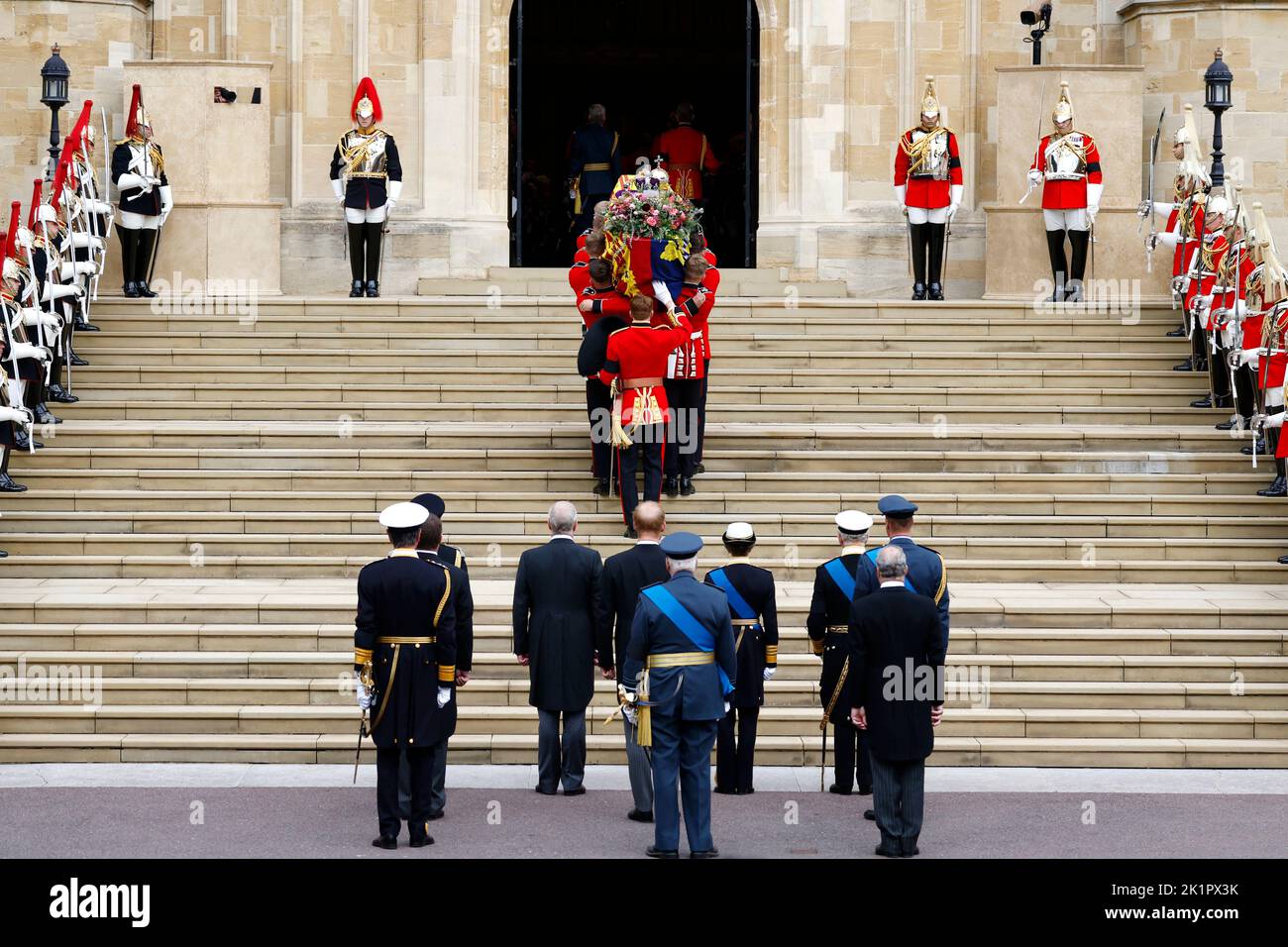 Coffin bearers carry the coffin of Queen Elizabeth II into St George's Chapel in Windsor Castle, Berkshire, as it arrives for the Committal Service. Picture date: Monday September 19, 2022. Stock Photo
