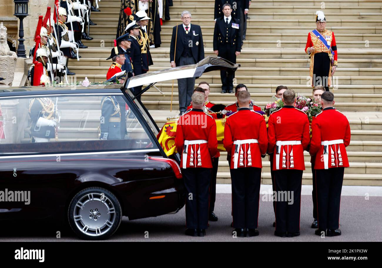 Coffin bearers carry the coffin of Queen Elizabeth II into St George's Chapel in Windsor Castle, Berkshire, as it arrives for the Committal Service. Picture date: Monday September 19, 2022. Stock Photo