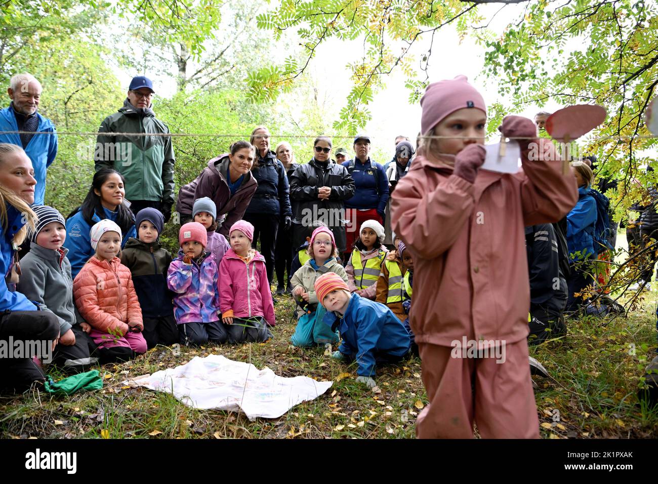 Stockholm, Sweden. 20th Sep, 2022. Crown Princess Victoria and Prince Daniel attend Allemansrättens dag (Right of Public Access Day) in Akalla, Stockholm, Sweden, on September 20, 2022. The Crown Princess Couple in the woods with preschool children. Photo Jessica Gow/TT code 10070 Credit: TT News Agency/Alamy Live News Stock Photo