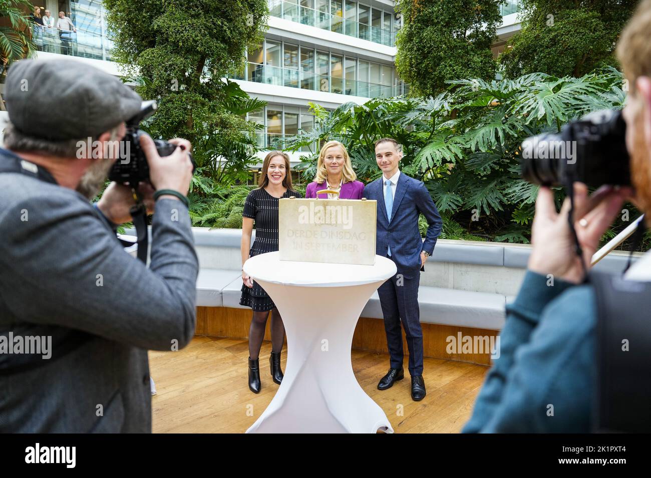 2022-09-20 10:57:34 THE HAGUE - Minister Sigrid Kaag (Finance) with the briefcase with the million dollar bill on Budget Day. The new government year begins on the third Tuesday in September. ANP PHIL NIJHUIS netherlands out - belgium out Stock Photo