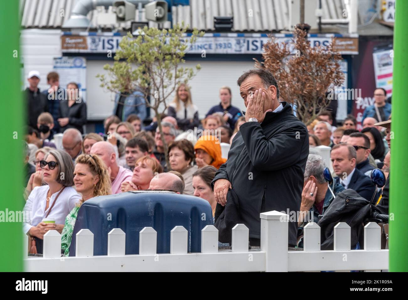 Brighton, September 19th 2022: People watching the funeral of Queen Elizabeth II on The Palace Pier in Brighton seafront Stock Photo