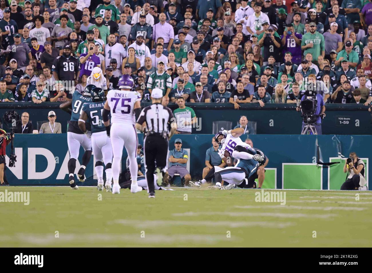 Minnesota Vikings tight end Johnny Mundt (86) drops a pass during the  fourth quarter of an NFL football game against the Philadelphia Eagles,  Monday, Sep. 19, 2022, in Philadelphia. The Eagles defeated