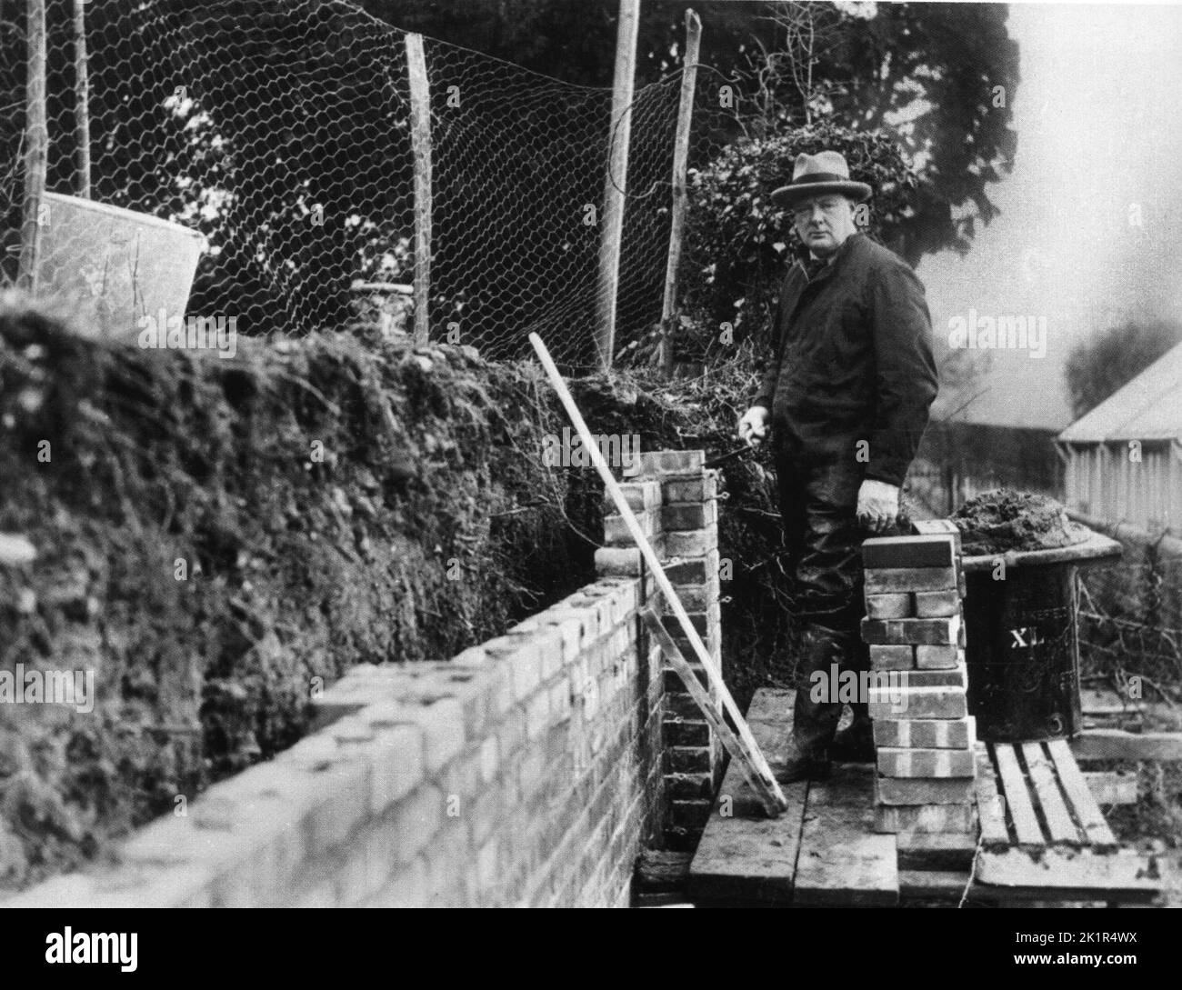Winston Churchill bricklaying at Chartwell 1928 Stock Photo